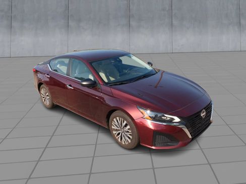 Used 2025 Nissan Altima 2.5 SV FWD image 2