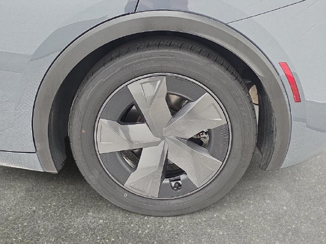 Certified 2025 Toyota Prius LE FWD image 27