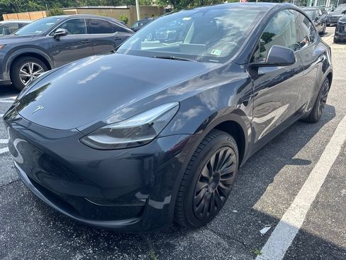 Used 2024 Tesla Model Y Long Range AWD/4WD image 2