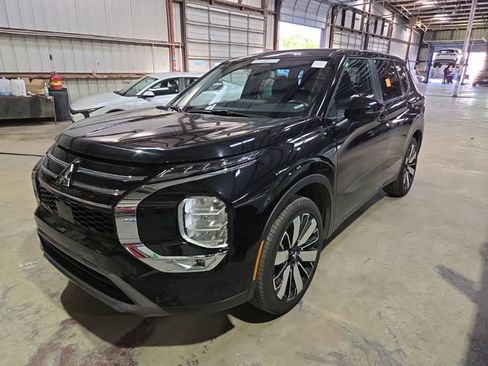 Used 2025 Mitsubishi Outlander SE image 1