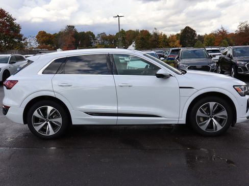 Used 2024 Audi Q8 e-tron Premium Plus w/ Premium Plus Package image 4