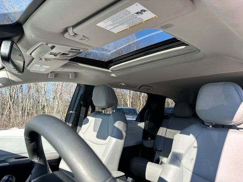 Used 2025 Toyota Sienna XLE image 32
