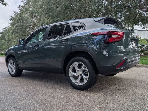 Used 2025 Chevrolet Trax LS w/ LS Convenience Package FWD image 6