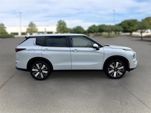 New 2025 Mitsubishi Outlander SE image 8