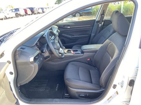 Used 2025 Nissan Altima 2.5 SV FWD image 37