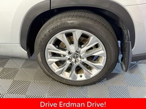 Certified 2023 Toyota Highlander Limited FWD image 4