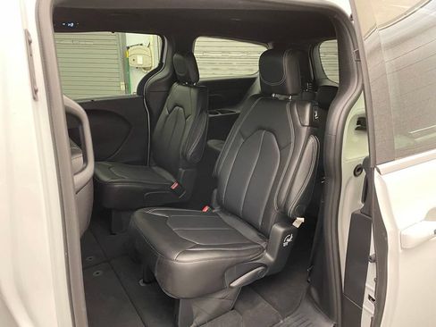 New 2026 Chrysler Pacifica Select AWD/4WD image 15