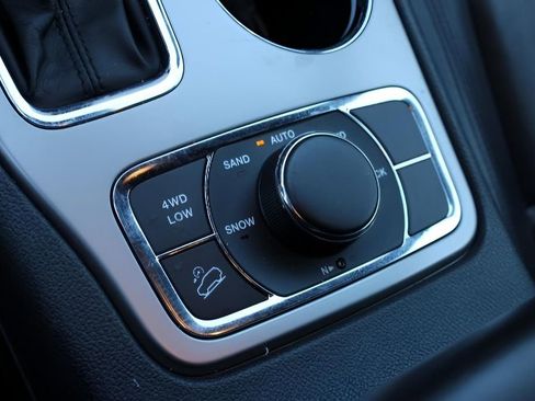 Used 2021 Jeep Grand Cherokee Limited image 16