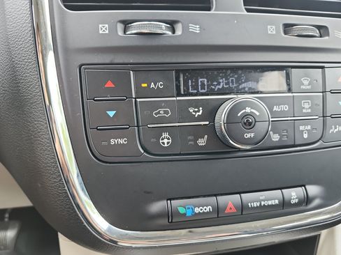 Used 2014 Chrysler Town & Country Touring-L FWD image 23