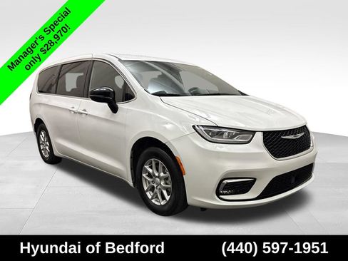 Used 2025 Chrysler Pacifica Select FWD image 3