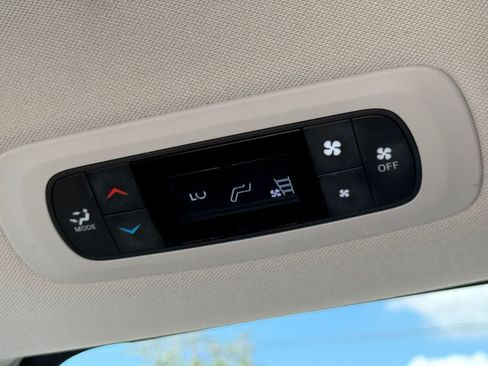 Used 2022 Chrysler Voyager LX FWD image 6