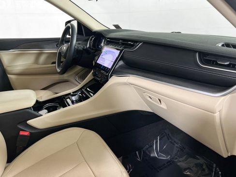 Used 2022 Jeep Grand Cherokee Limited w/ Luxury Tech Group II image 30