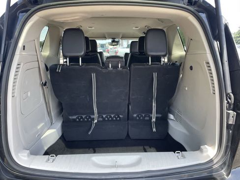 Used 2024 Chrysler Pacifica Limited FWD image 17