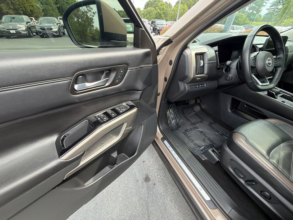 Used 2023 Nissan Pathfinder Platinum AWD/4WD image 15