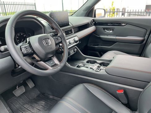 Used 2025 Honda Pilot TrailSport image 21