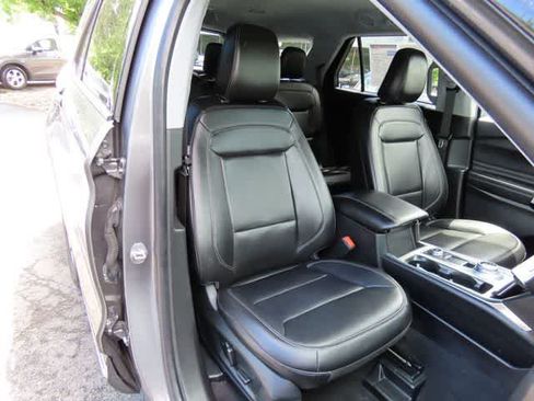 Used 2023 Ford Explorer XLT w/ Equipment Group 202A AWD/4WD image 18