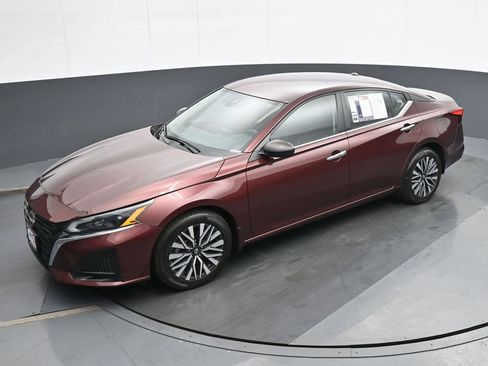 Used 2024 Nissan Altima 2.5 SV AWD/4WD image 17