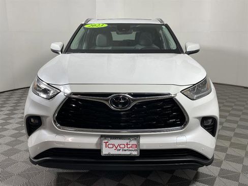 Used 2023 Toyota Highlander Limited AWD/4WD image 2