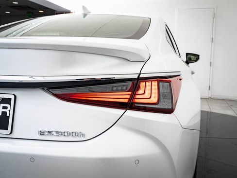 Certified 2025 Lexus ES 300h w/ Luxury Package image 9