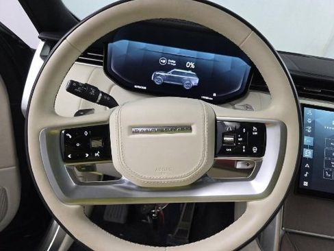 Used 2025 Land Rover Range Rover SE image 5