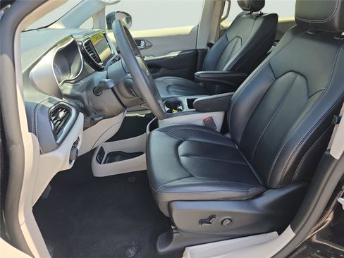 Used 2024 Chrysler Pacifica Limited FWD image 32
