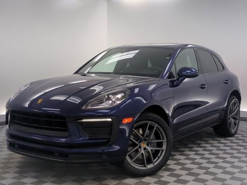 Certified 2022 Porsche Macan AWD/4WD image 1