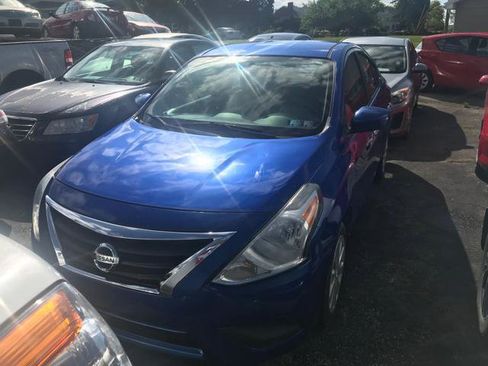 Used 2016 Nissan Versa SV image 2