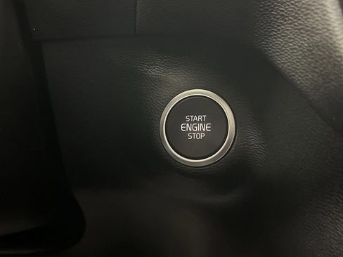 Used 2024 Volvo XC40 B5 Plus image 24