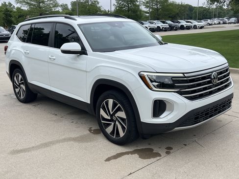 Used 2024 Volkswagen Atlas SE w/ Panoramic Sunroof Package FWD image 2
