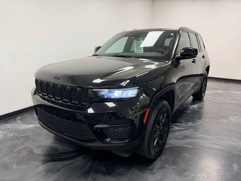 Used 2024 Jeep Grand Cherokee Altitude AWD/4WD image 4