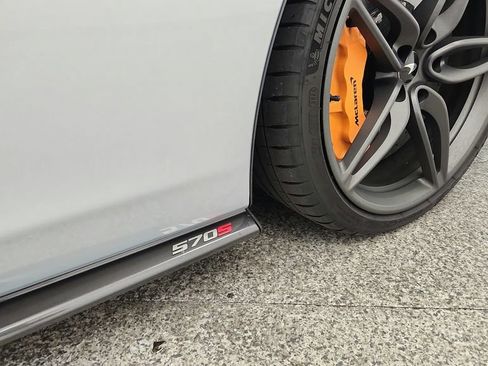 Used 2019 McLaren 570S Spider RWD image 25