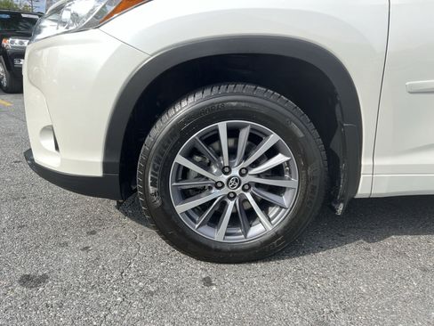 Used 2018 Toyota Highlander XLE AWD/4WD image 12