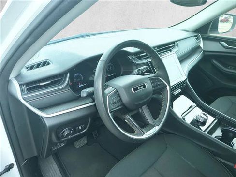 Used 2023 Jeep Grand Cherokee Laredo RWD image 10