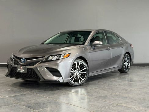 Used 2020 Toyota Camry SE w/ Sunroof Package FWD image 1
