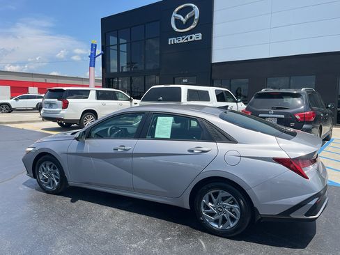 Used 2025 Hyundai Elantra Hybrid FWD image 3