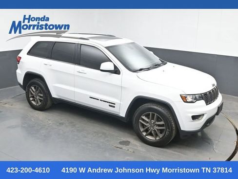 Used 2017 Jeep Grand Cherokee Laredo AWD/4WD image 1