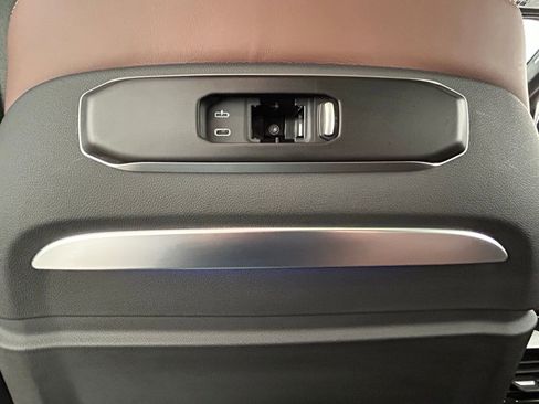 Used 2025 BMW X7 M60i w/ Climate Comfort Package image 35