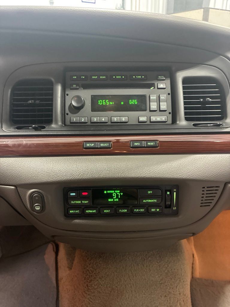 Used 2011 Ford Crown Victoria LX w/ Comfort Appearance Pkg RWD image 17