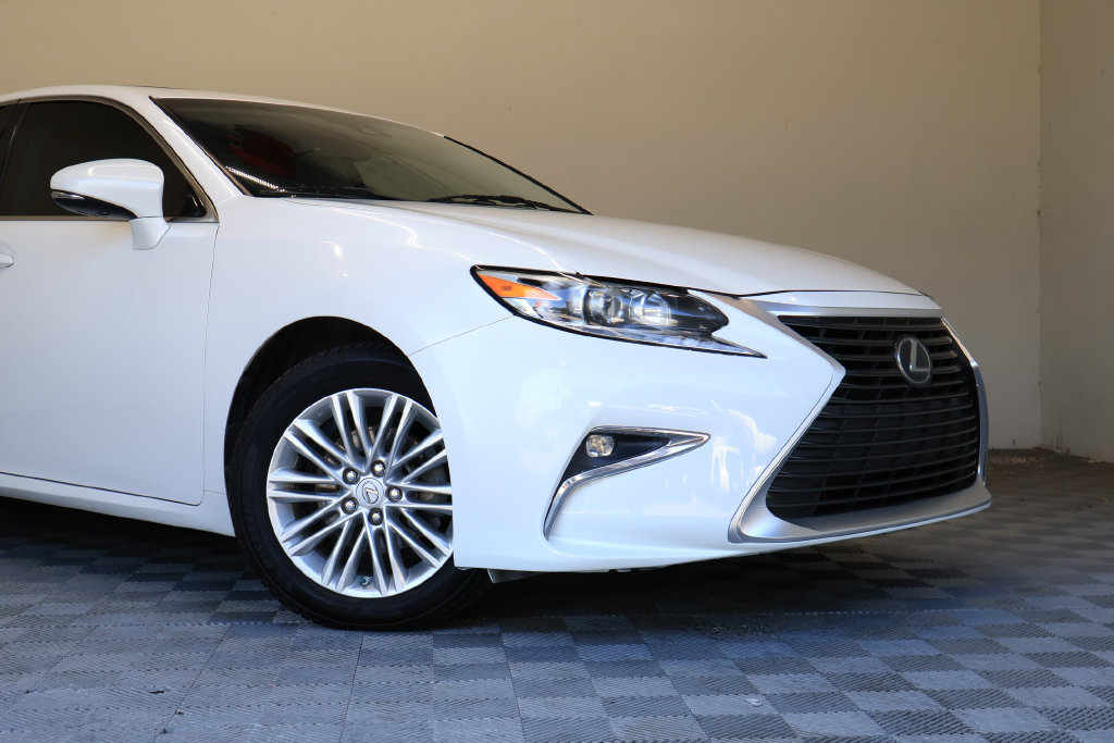 Used 2017 Lexus ES 350 w/ Accessory Package 2 FWD image 3