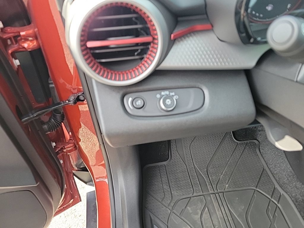 Used 2024 Chevrolet Trax RS w/ Sunroof Package FWD image 11