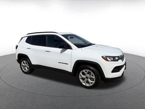 Used 2025 Jeep Compass Latitude AWD/4WD image 2