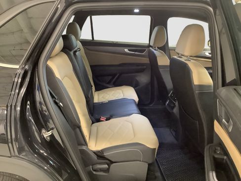 Used 2024 Volkswagen Atlas Cross Sport SE w/ Panoramic Sunroof Package FWD image 18