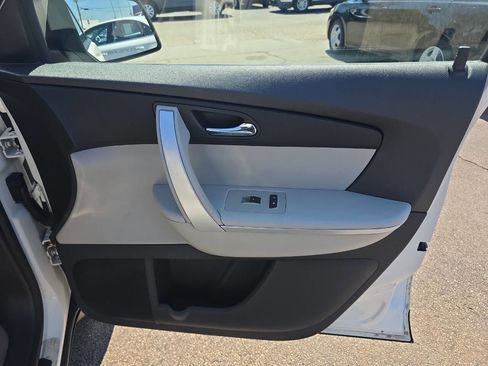 Used 2011 GMC Acadia SLE FWD image 30