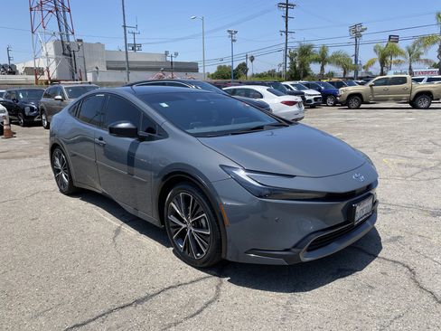 Used 2024 Toyota Prius XLE FWD image 8
