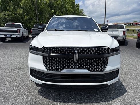 Used 2025 Lincoln Navigator L Reserve AWD/4WD image 2