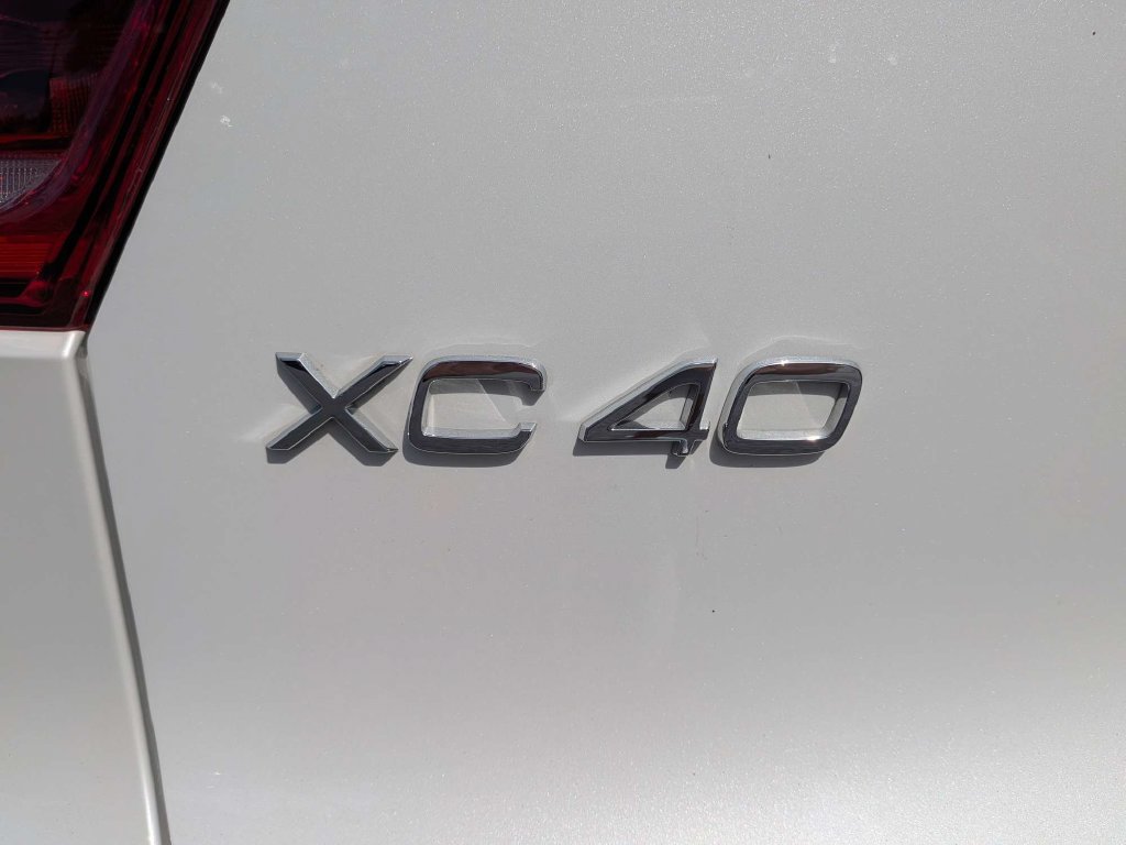 Used 2025 Volvo XC40 B5 Core AWD/4WD image 16