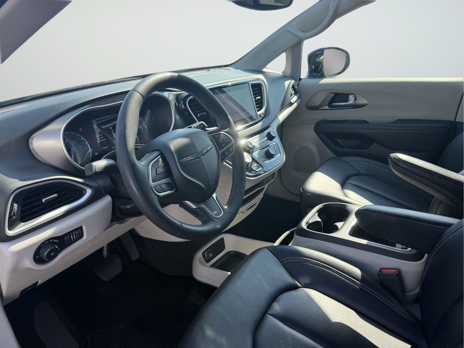 Used 2024 Chrysler Pacifica Touring-L FWD image 11