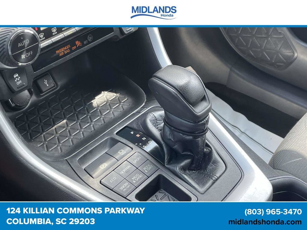 Used 2021 Toyota RAV4 XLE AWD/4WD image 30