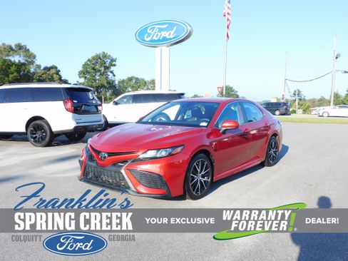 Used 2021 Toyota Camry SE image 1