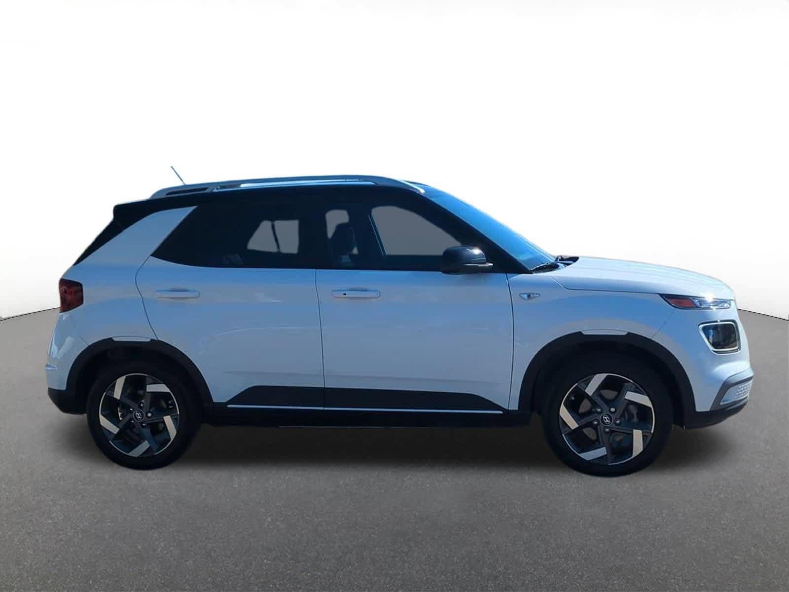 Used 2023 Hyundai Venue Limited FWD image 7